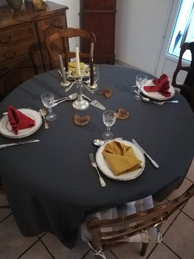 Une jolie table avec une nappe et des serviettes d'entretien facile